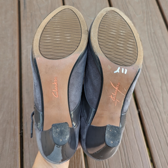 CLARKS ARTISAN taupe suede T-strap heels 7.5 - Picture 8 of 8